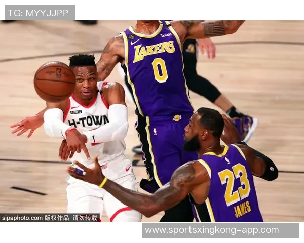 湖人专机顺利起飞前往芝加哥更换机场引发球迷热议 湖人专机顺利起飞前往芝加哥更换机场引发球迷热议